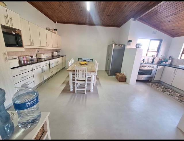 7 BEDROOM HOUSE FOR SALE IN BAY VIEW